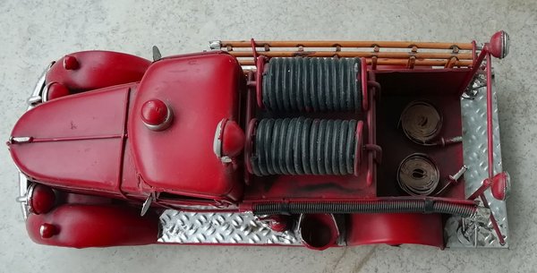 Feuerwehrauto aus Blech